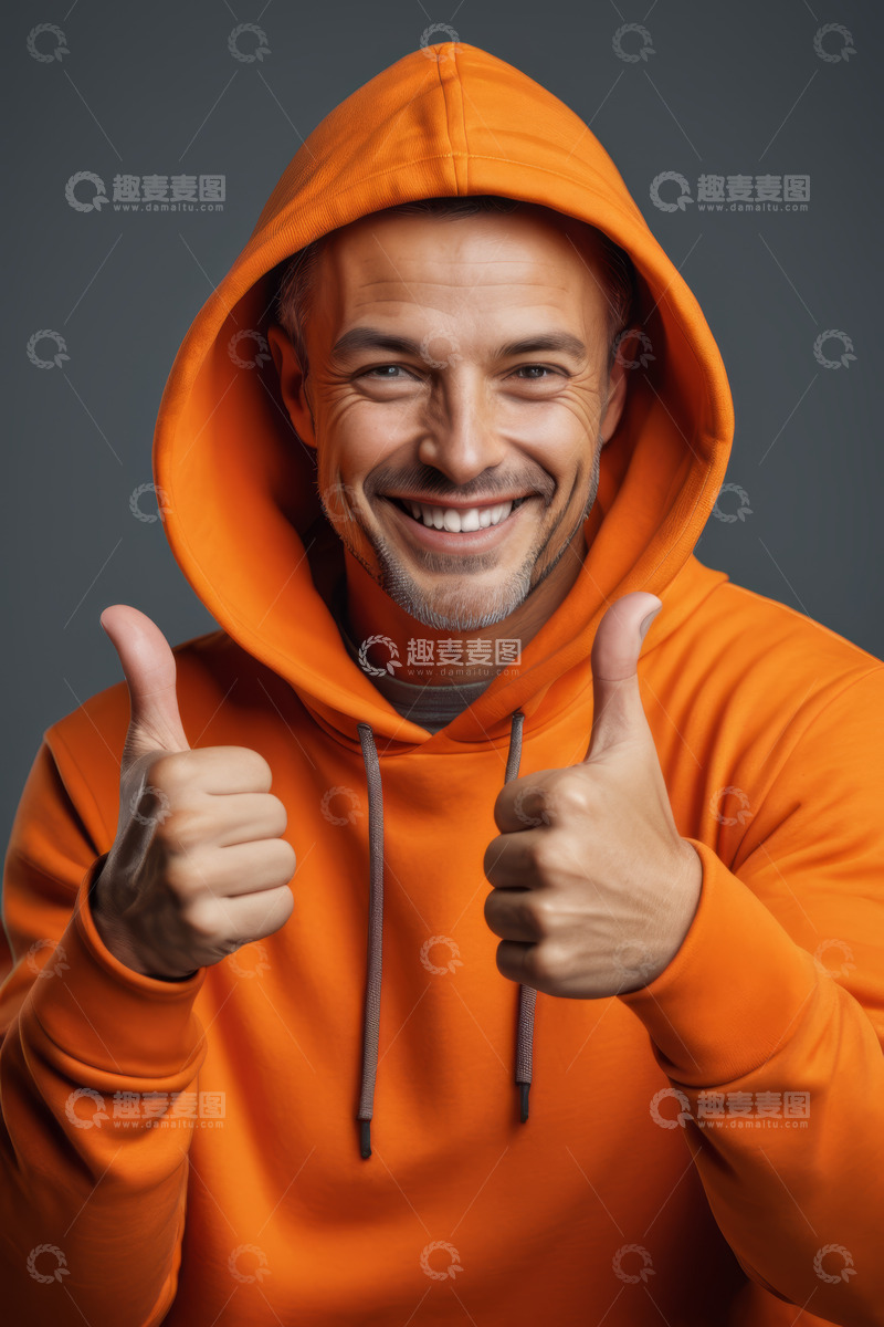 高清大图下载【趣麦麦图】穿橙色连帽衫男人竖大拇指