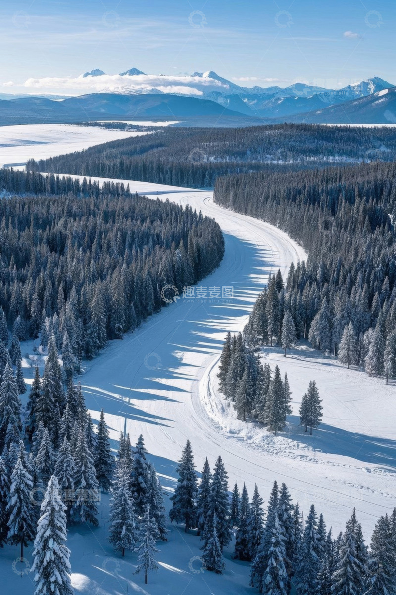 高清大图下载【趣麦麦图】冬季雪覆森林中的蜿蜒公路