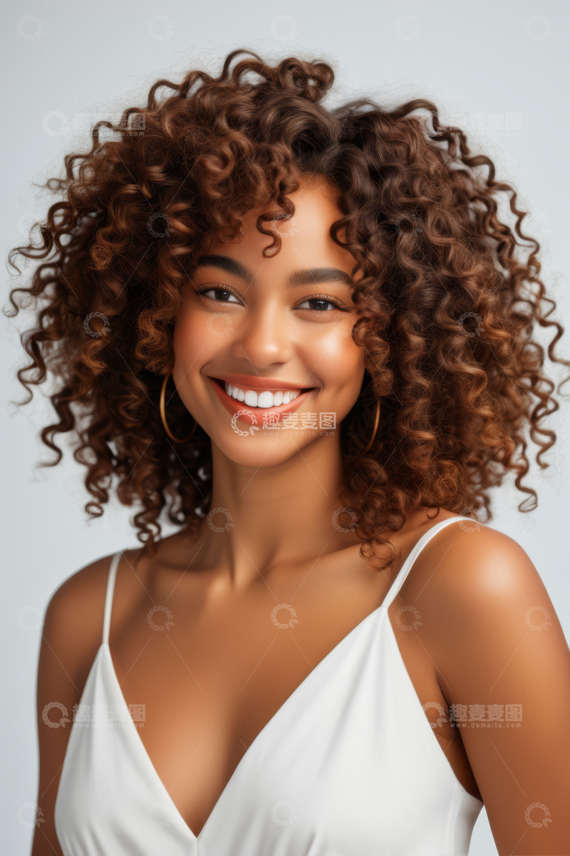 高清大图下载【趣麦麦图】微笑卷发女性肖像