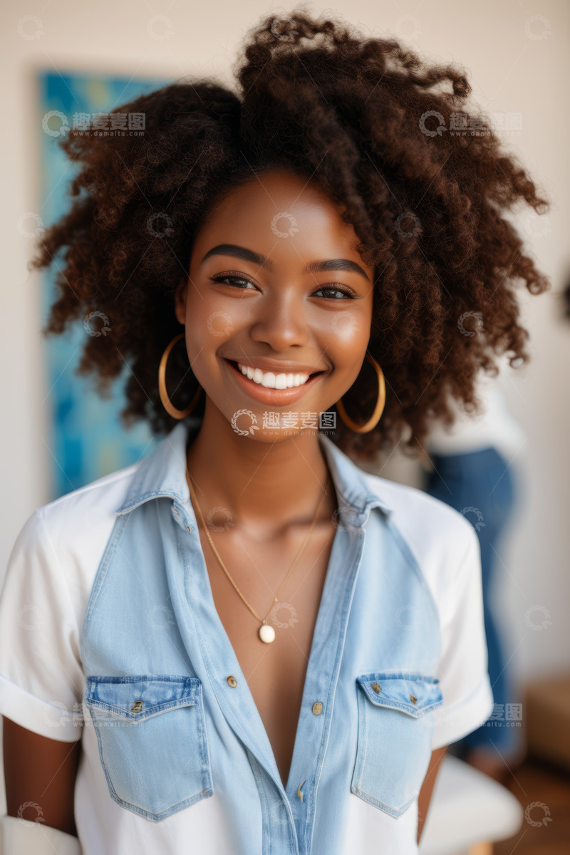 高清大图下载【趣麦麦图】微笑的非洲裔女性肖像