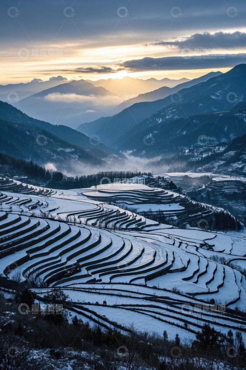高清大图下载【趣麦麦图】雪后梯田与远山日出景象
