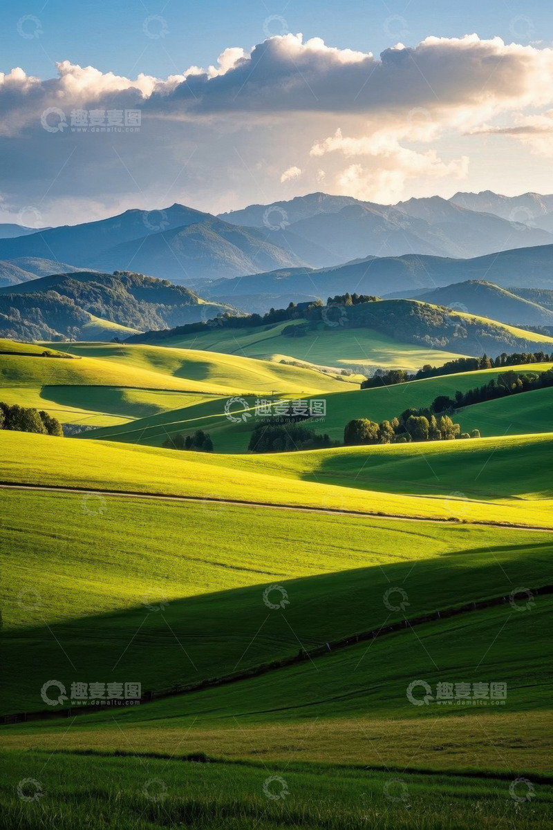 高清大图下载【趣麦麦图】绿色山丘与远山自然风景