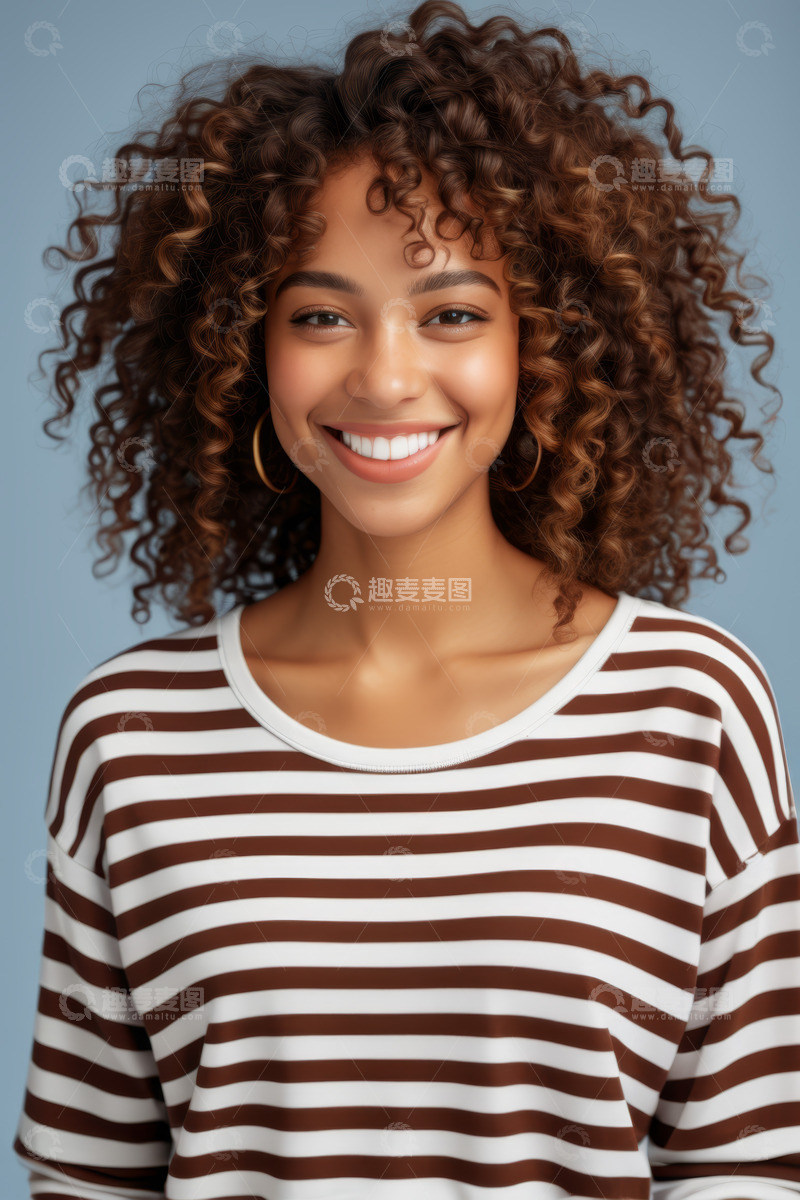 高清大图下载【趣麦麦图】微笑卷发女子半身照