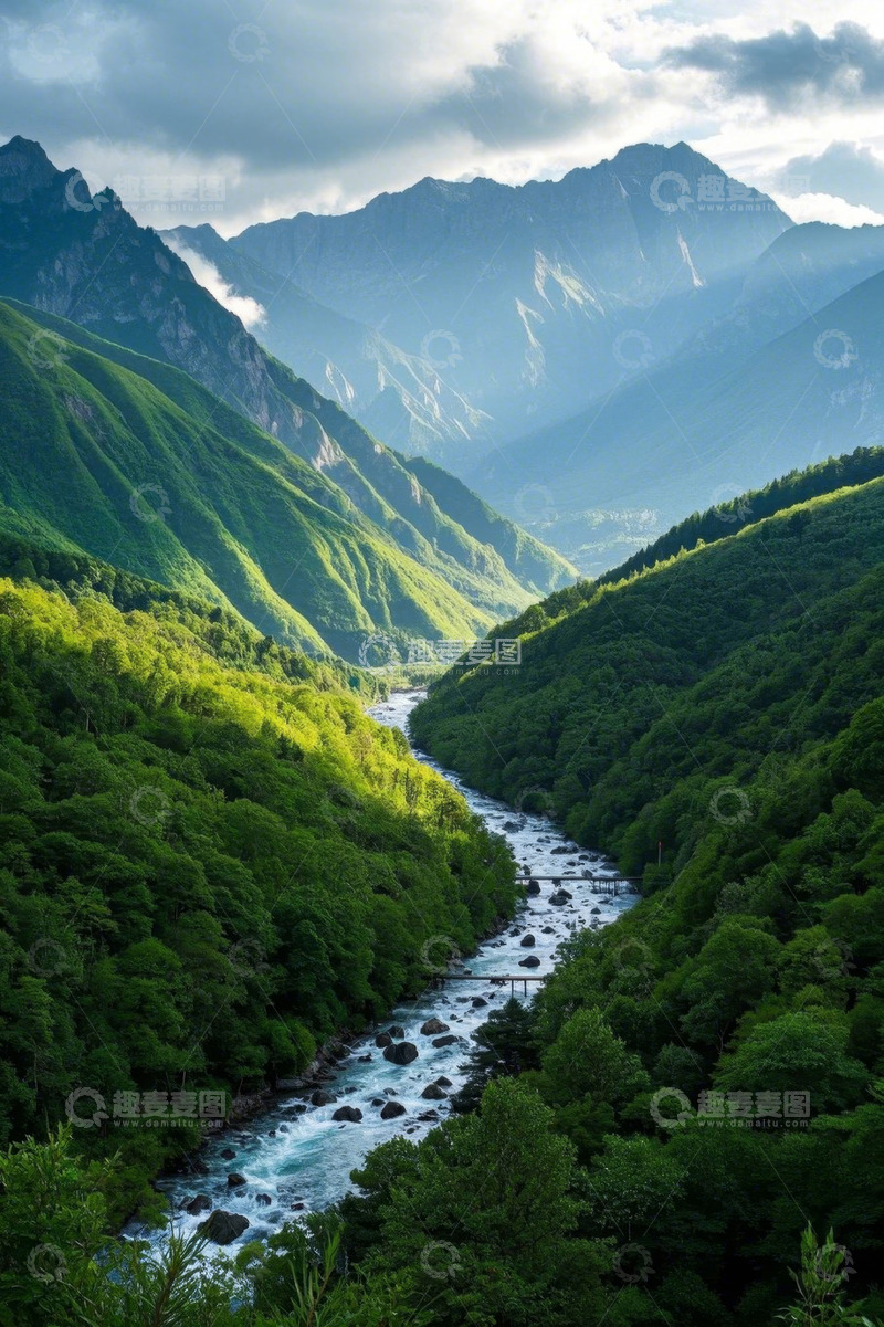 高清大图下载【趣麦麦图】山谷间河流与葱郁山林风景