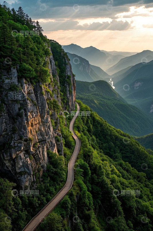 山间蜿蜒公路自然风光