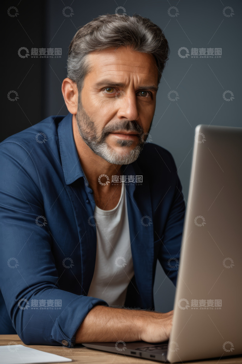 高清大图下载【趣麦麦图】中年男子专注使用笔记本电脑