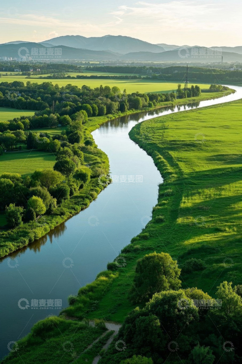 高清大图下载【趣麦麦图】蜿蜒河流旁的绿野风光