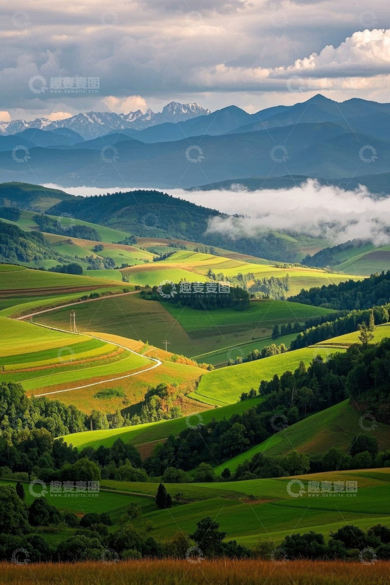 高清大图下载【趣麦麦图】山间草原与云雾环绕的美景