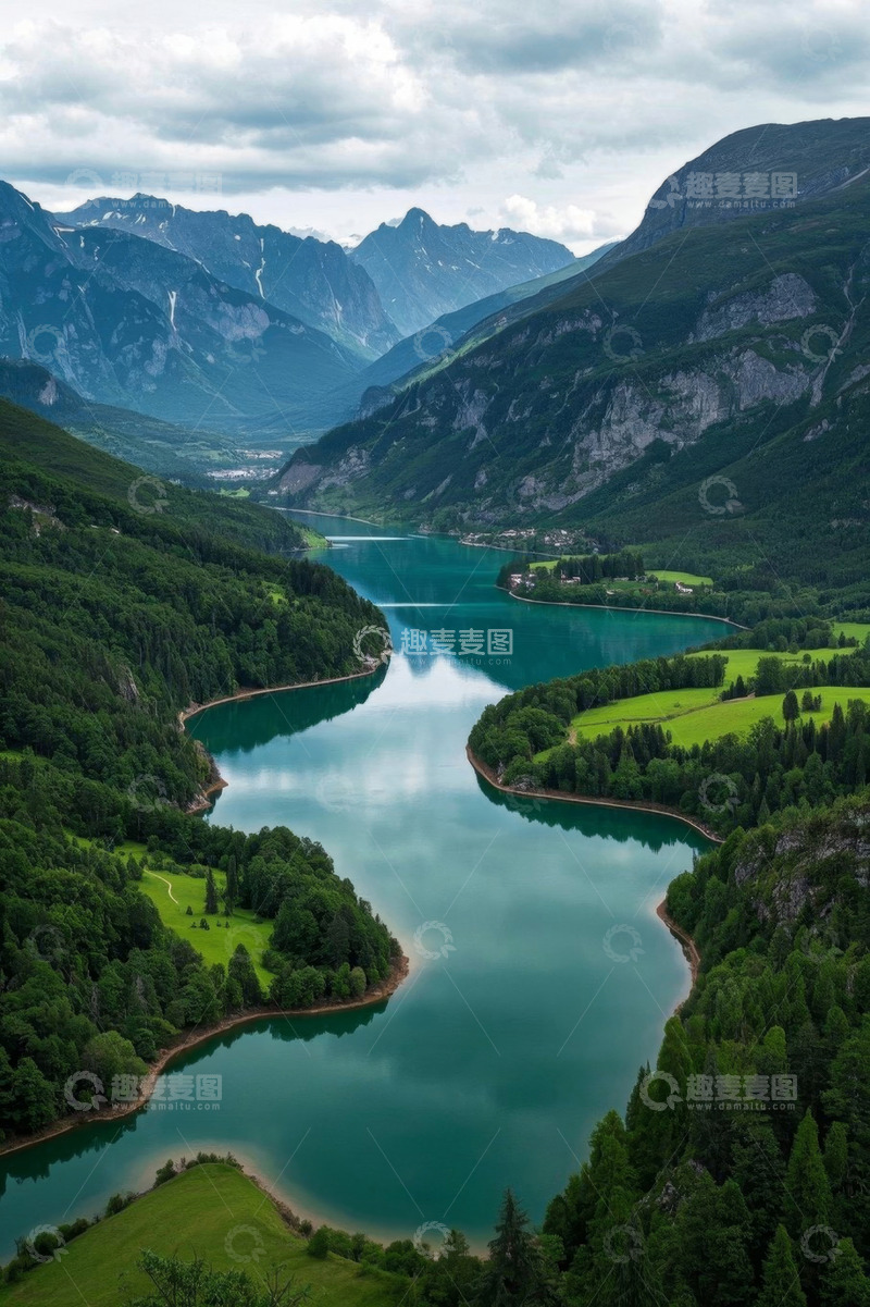 高清大图下载【趣麦麦图】山谷间的碧绿湖泊风景