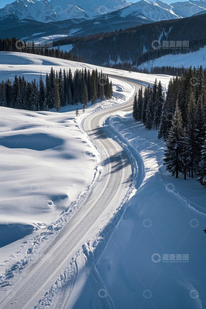 高清大图下载【趣麦麦图】冬日雪山间蜿蜒的积雪公路
