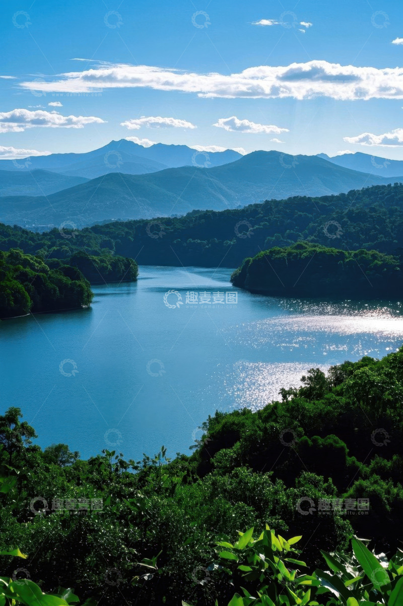 高清大图下载【趣麦麦图】青山环绕的湖泊自然风光