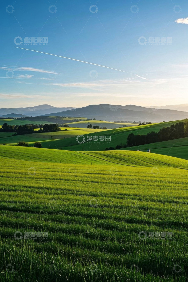高清大图下载【趣麦麦图】广阔绿色田野与远山景观