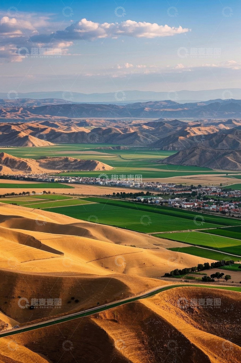 高清大图下载【趣麦麦图】丘陵间农田与村庄全景