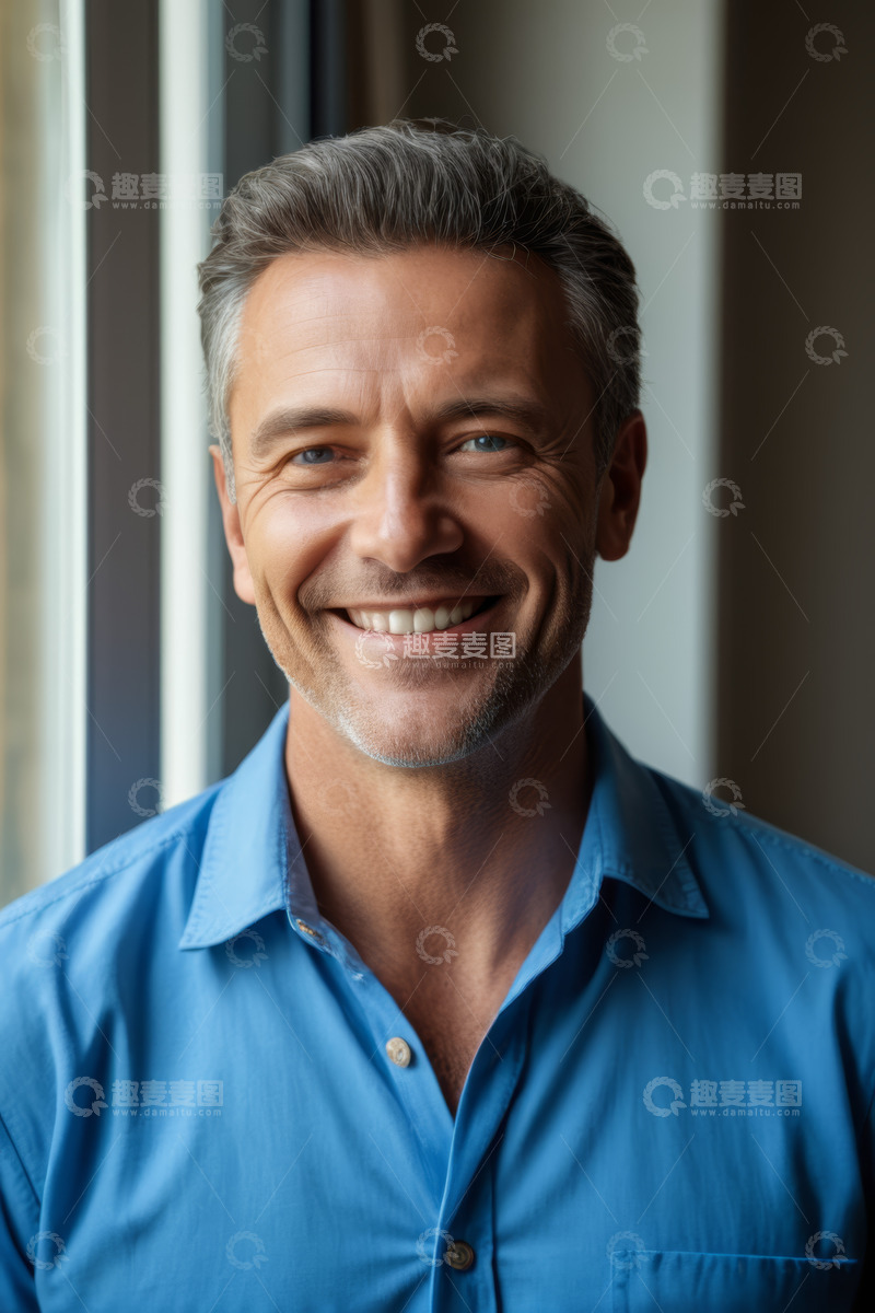 高清大图下载【趣麦麦图】微笑男士半身肖像