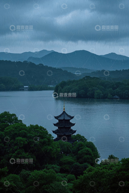杭州西湖雨中古塔山水景观