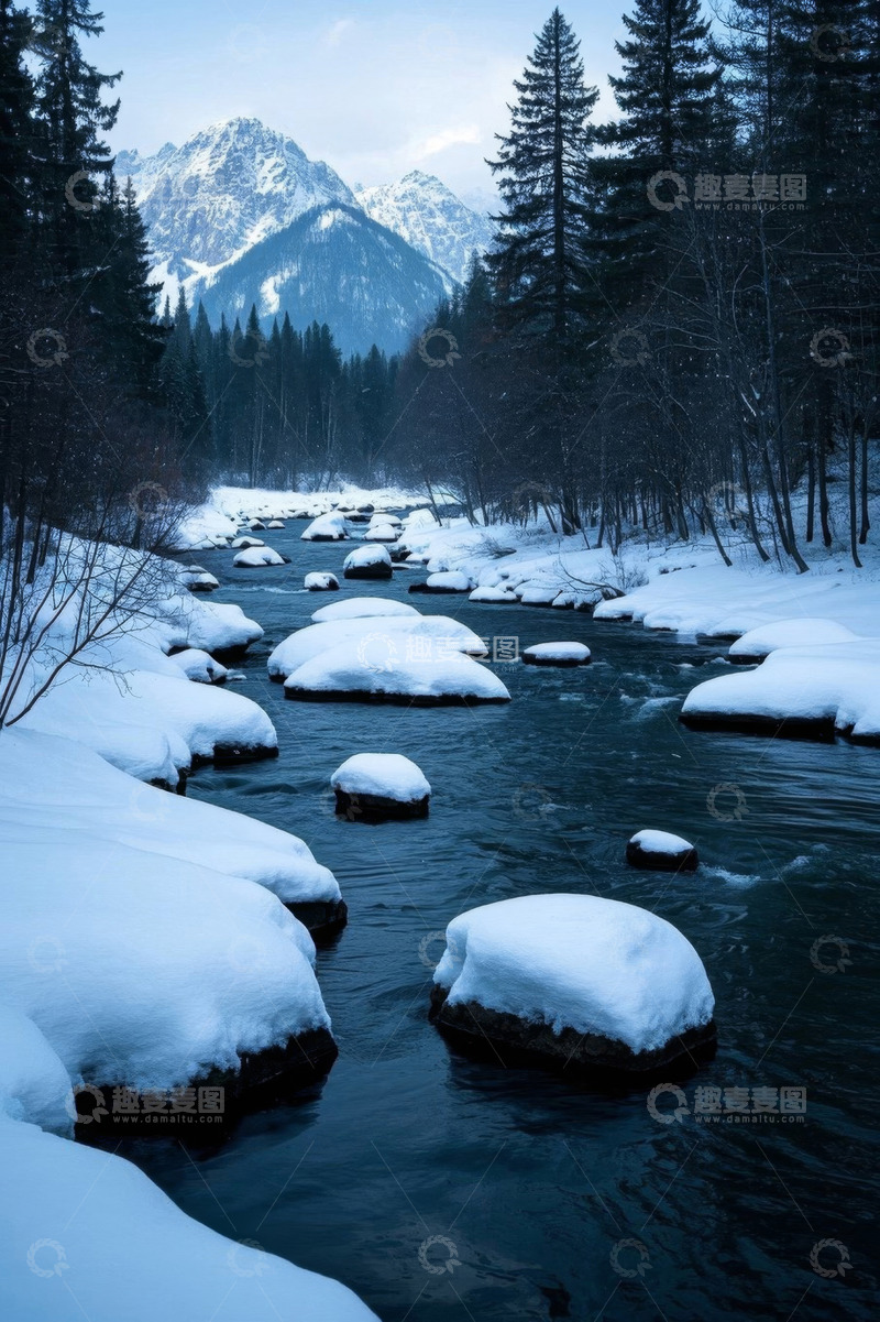 高清大图下载【趣麦麦图】雪山下河流旁积雪覆盖的森林