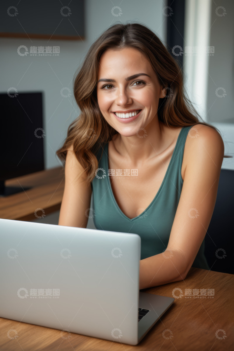 高清大图下载【趣麦麦图】微笑女人使用笔记本电脑