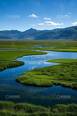 草原河流与远处山脉风景