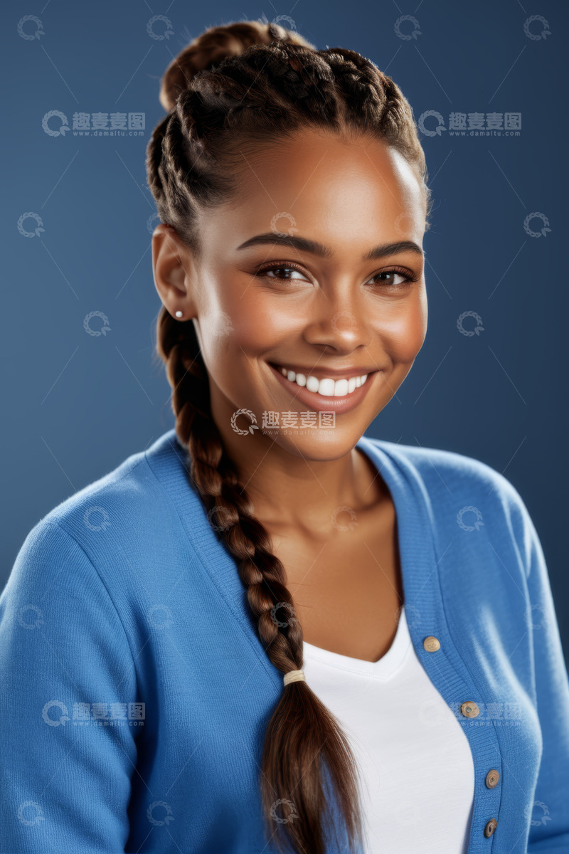 高清大图下载【趣麦麦图】微笑的非洲裔女性肖像