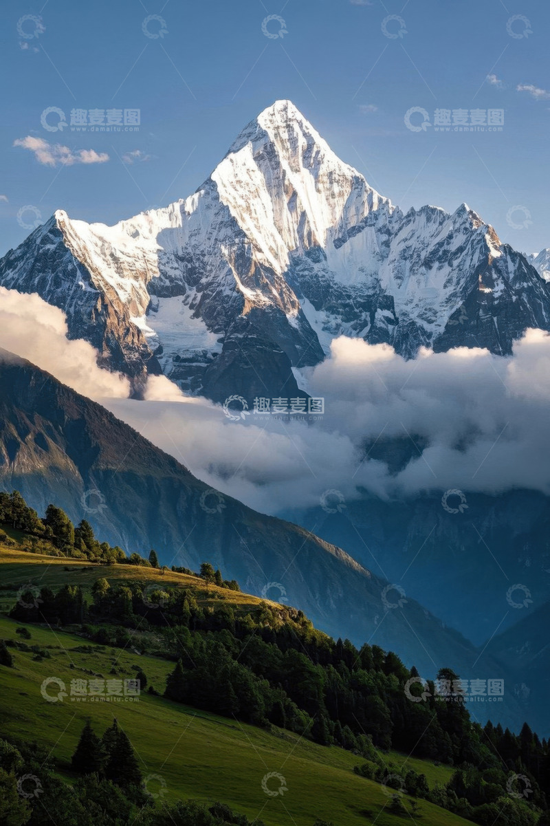 高清大图下载【趣麦麦图】雪山下的绿色山坡风光