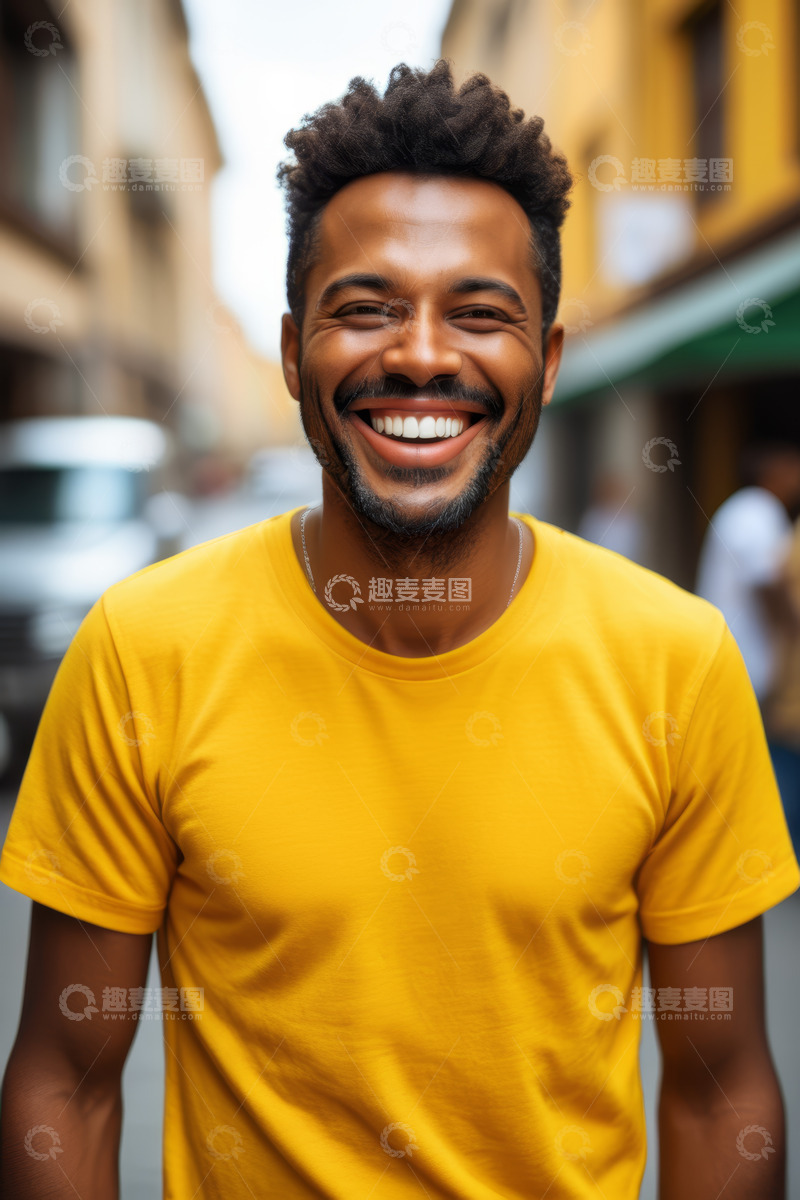 高清大图下载【趣麦麦图】户外微笑的非洲裔男子