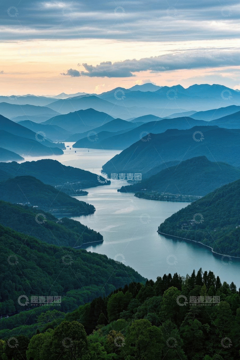 高清大图下载【趣麦麦图】群山环绕的湖泊自然风光