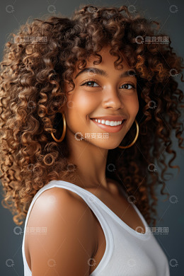 微笑的卷发女子肖像