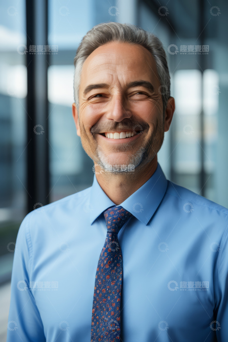 高清大图下载【趣麦麦图】商务男士微笑半身像