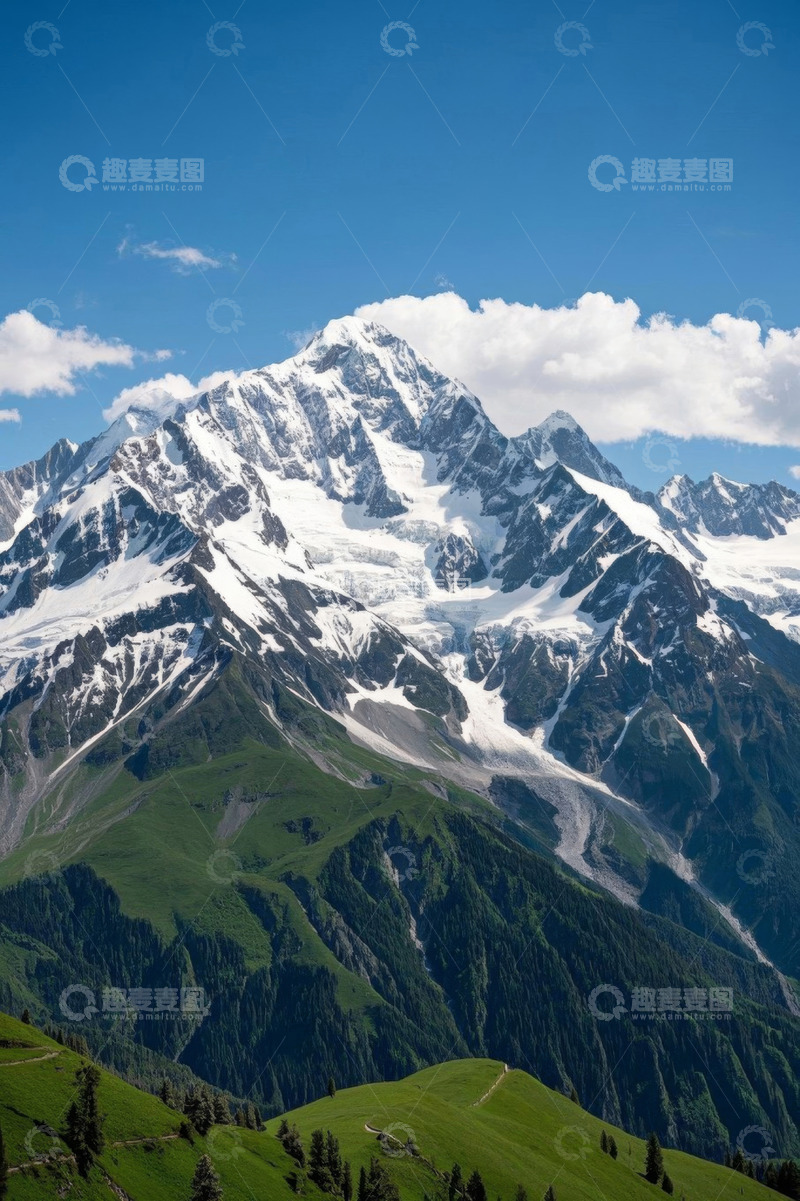 高清大图下载【趣麦麦图】雪山与绿色山坡自然景观