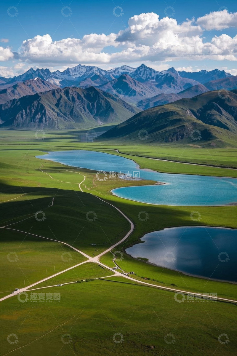 高清大图下载【趣麦麦图】草原湖泊与远山航拍风景