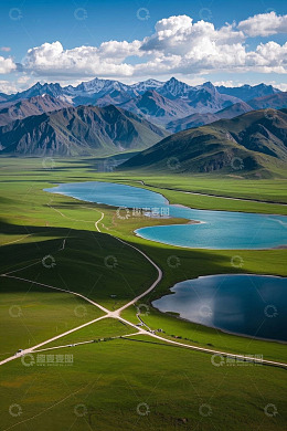 草原湖泊与远山航拍风景