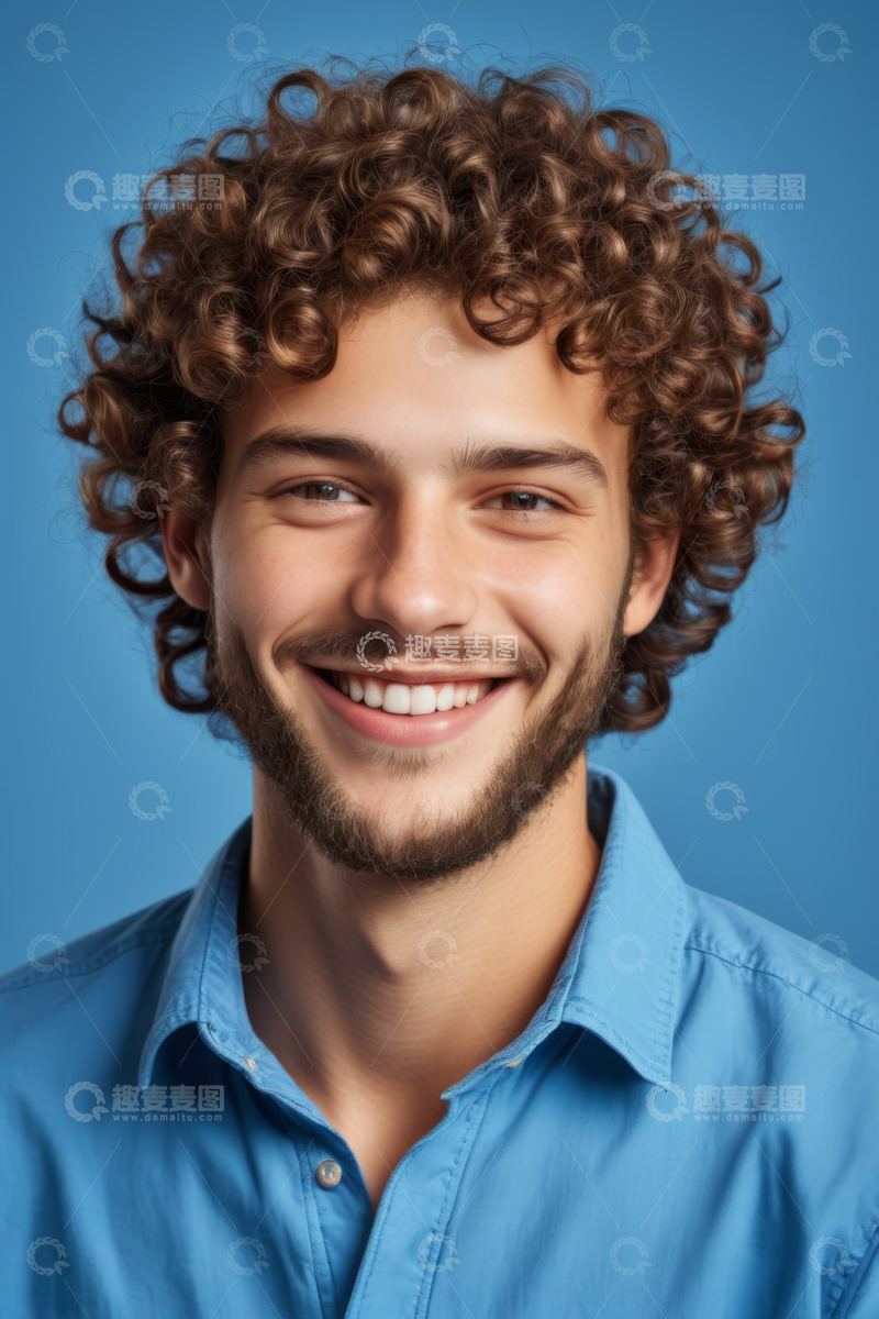 高清大图下载【趣麦麦图】微笑男子半身肖像素材