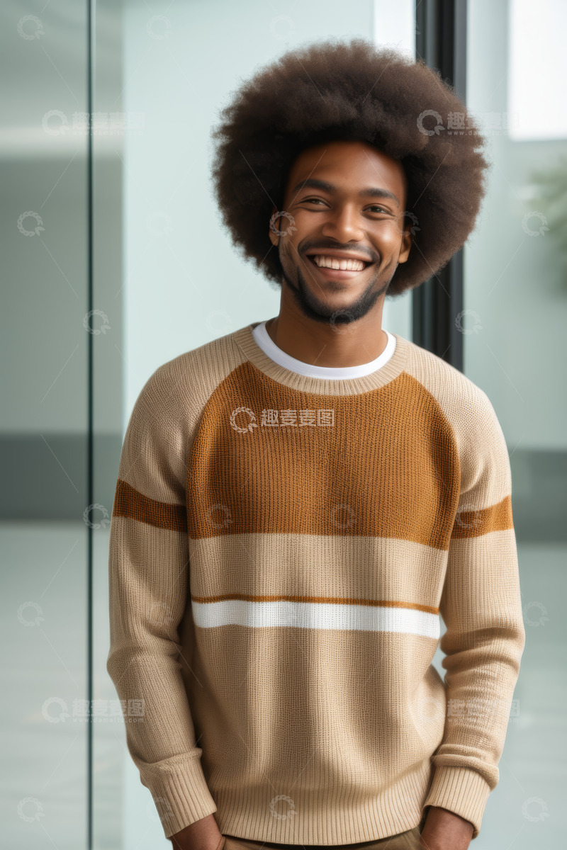 高清大图下载【趣麦麦图】微笑的非洲裔男子半身像