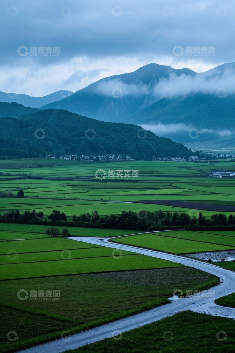 高清大图下载【趣麦麦图】乡村田野与远山云雾景观