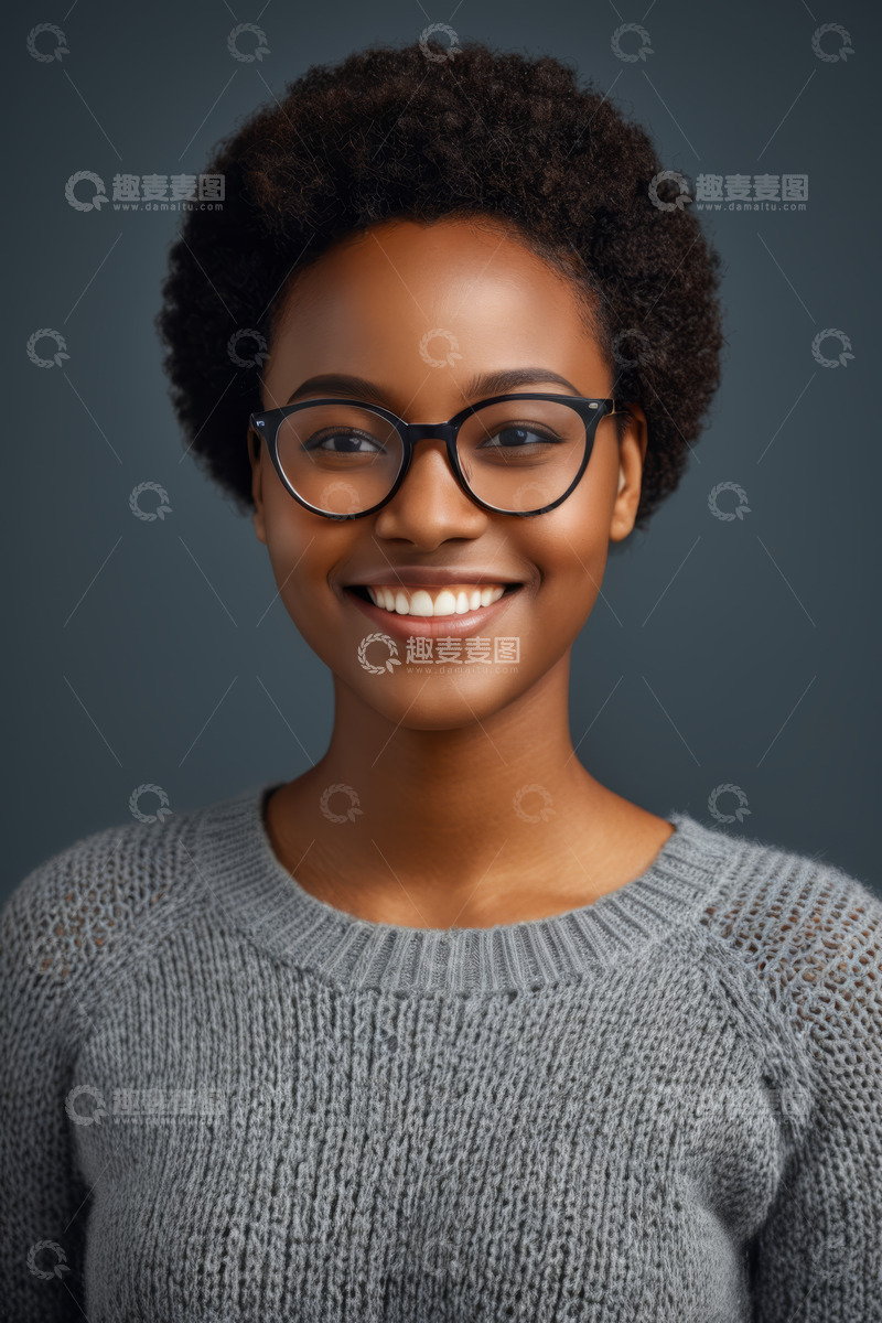 高清大图下载【趣麦麦图】戴眼镜微笑的黑人女性肖像
