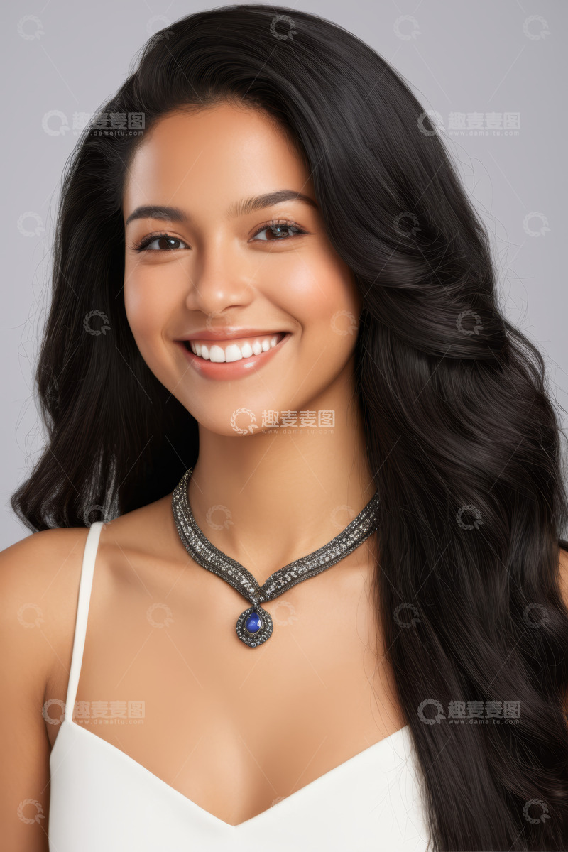 高清大图下载【趣麦麦图】佩戴项链微笑的长发女性