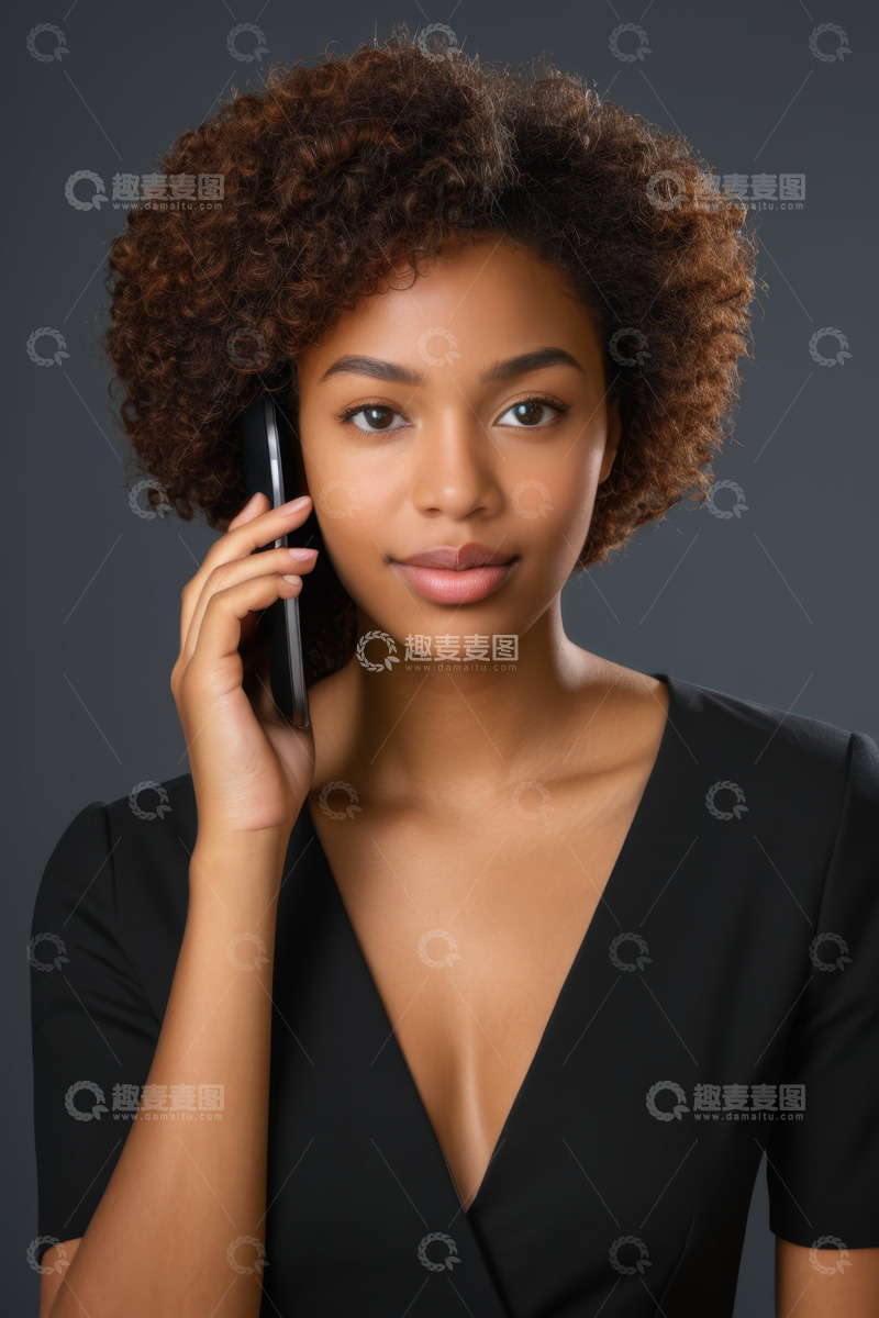 高清大图下载【趣麦麦图】黑人女性手持电话通话肖像