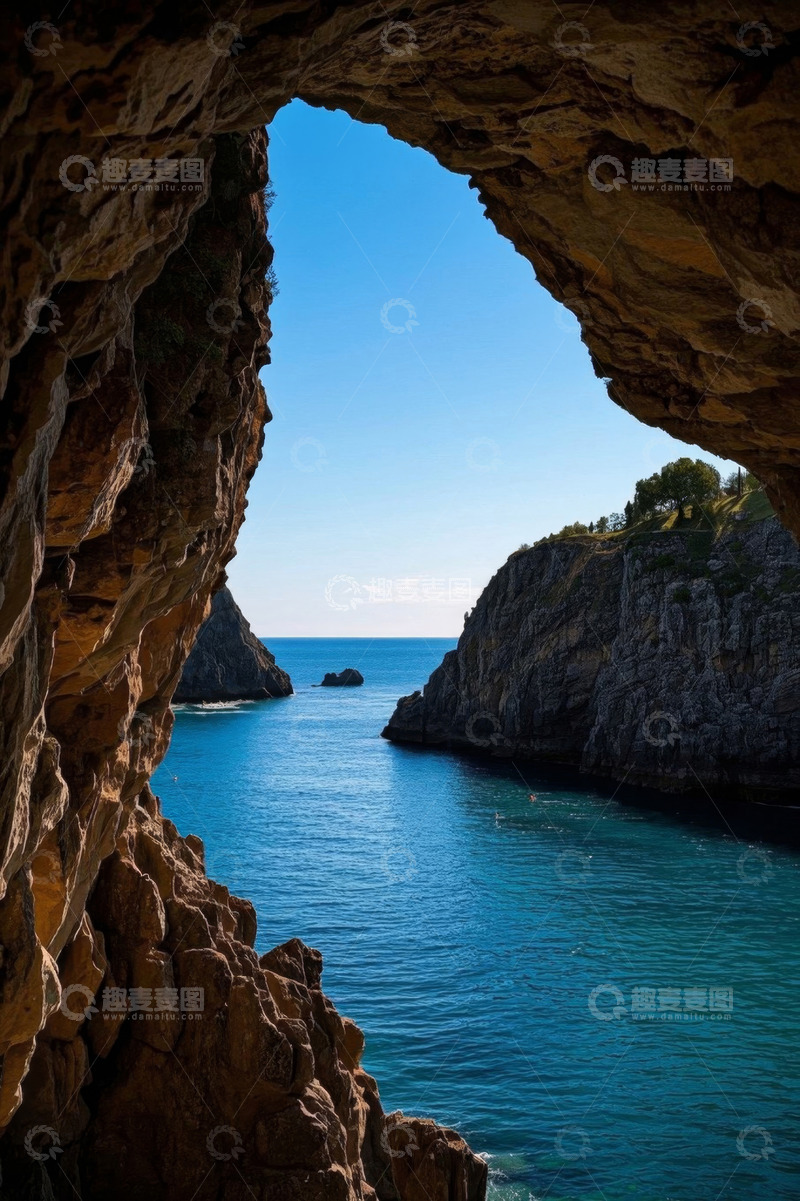 高清大图下载【趣麦麦图】海岸岩洞外的蓝色海洋景观