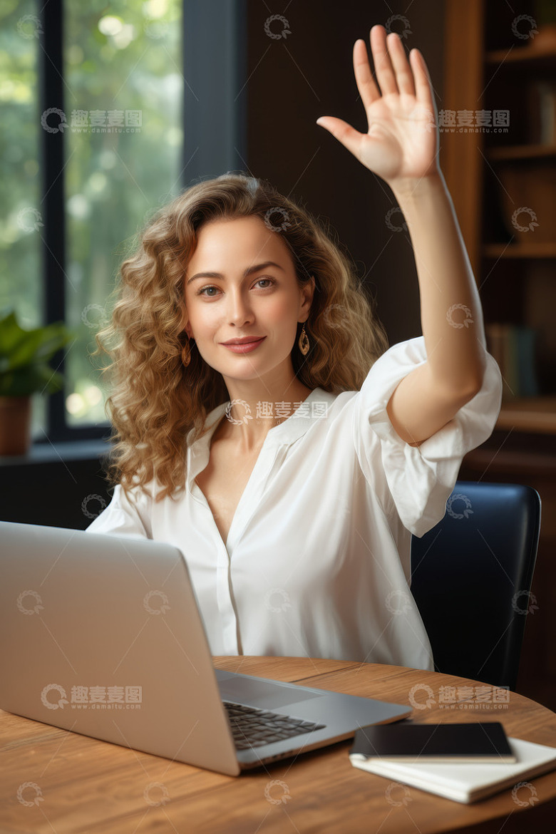 女性坐在桌前用笔记本电脑打招呼