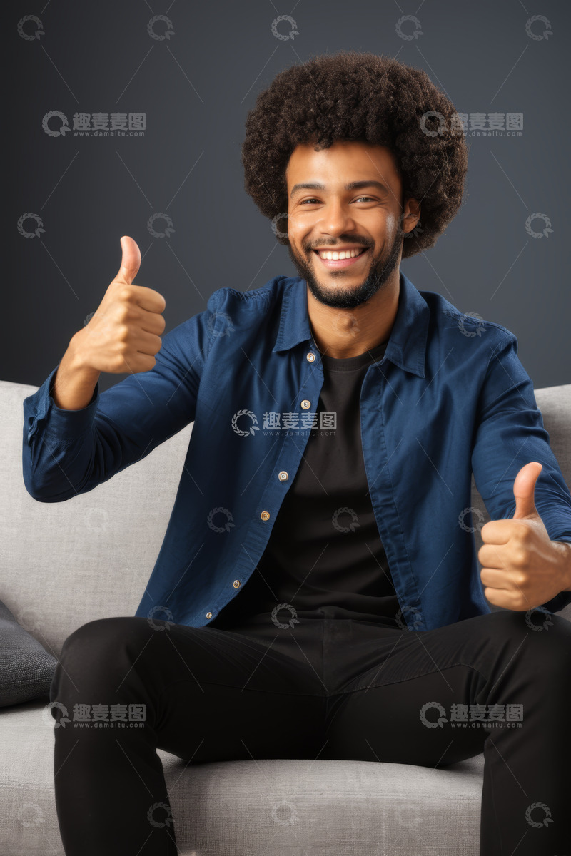 高清大图下载【趣麦麦图】年轻男子坐沙发竖大拇指