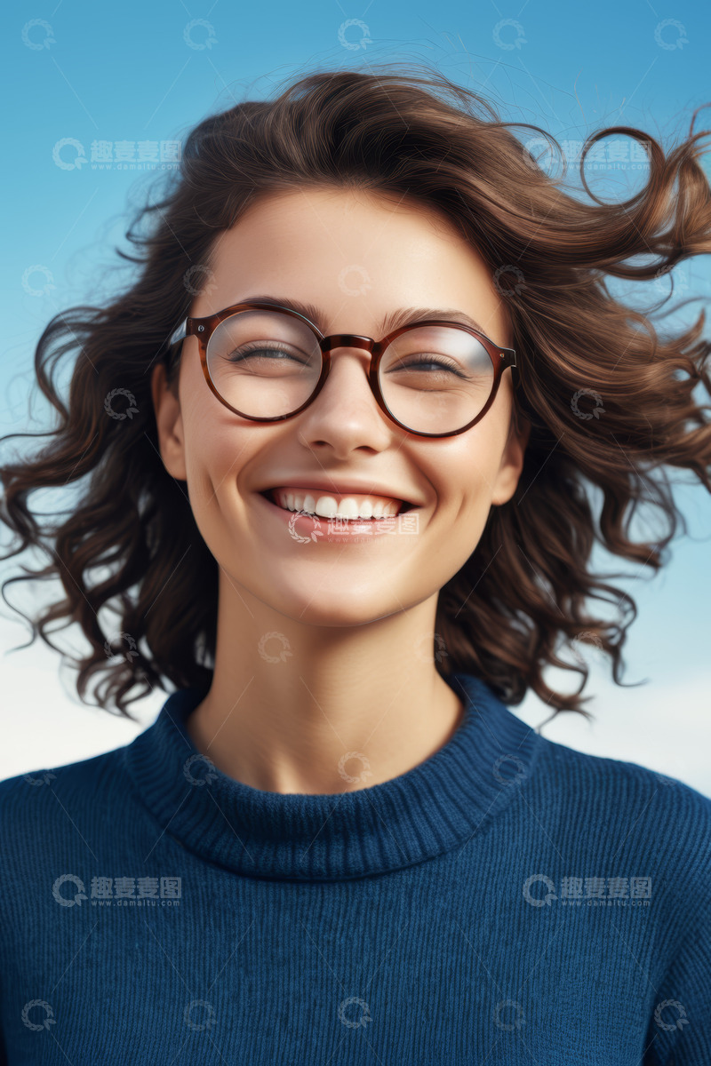 高清大图下载【趣麦麦图】微笑戴眼镜女性肖像