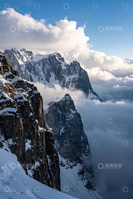 雪山云海壮丽景观