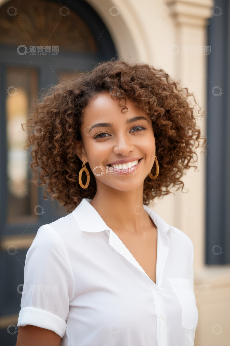 高清大图下载【趣麦麦图】微笑的卷发女性户外肖像