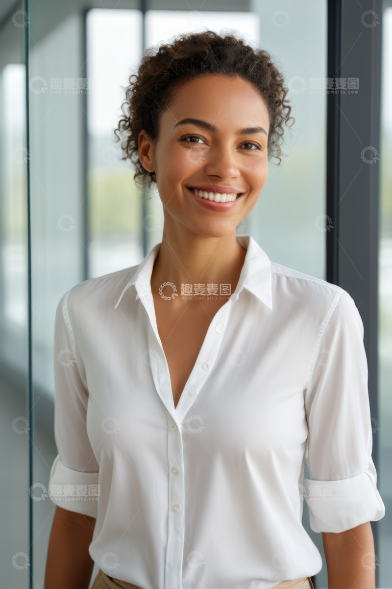 高清大图下载【趣麦麦图】微笑女商人办公场景素材