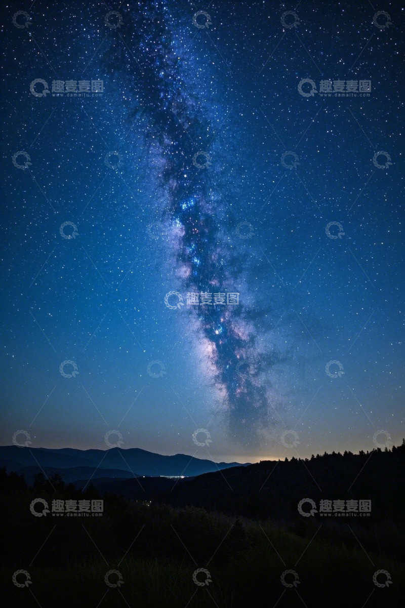 高清大图下载【趣麦麦图】夜空下的银河系与山峦景观