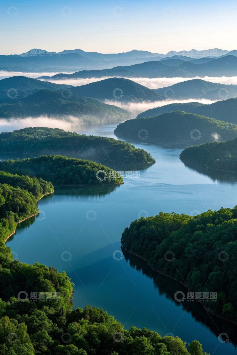高清大图下载【趣麦麦图】山水间云雾缭绕的自然风光