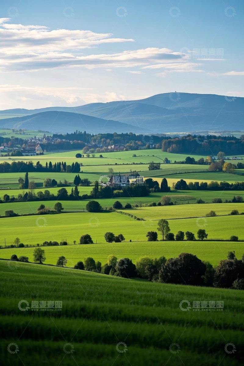高清大图下载【趣麦麦图】绿色田野与远山风景