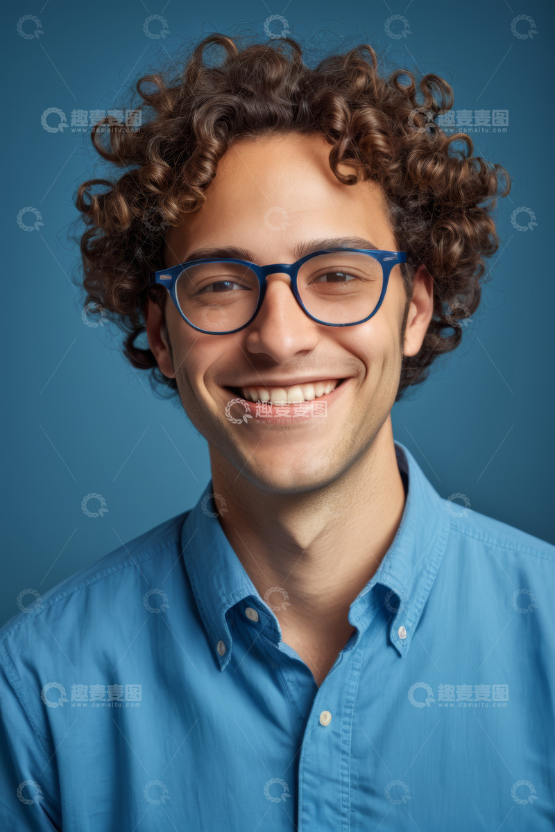 高清大图下载【趣麦麦图】微笑年轻男子蓝色背景肖像