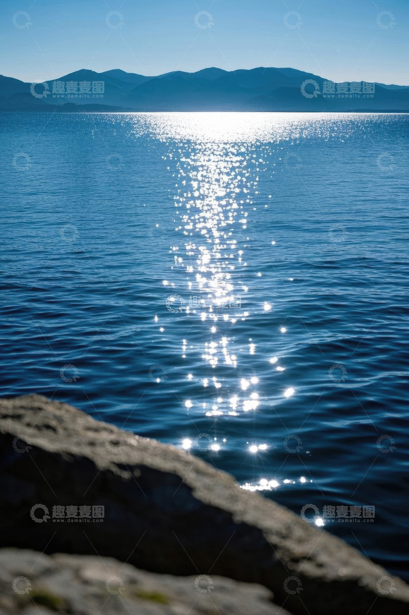 高清大图下载【趣麦麦图】阳光下波光粼粼的湖水景观