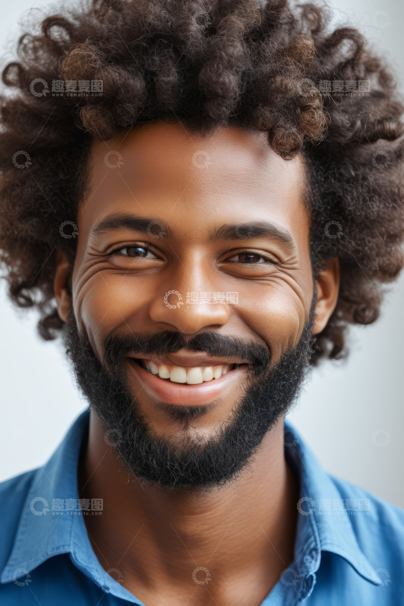 高清大图下载【趣麦麦图】微笑的黑人男子肖像
